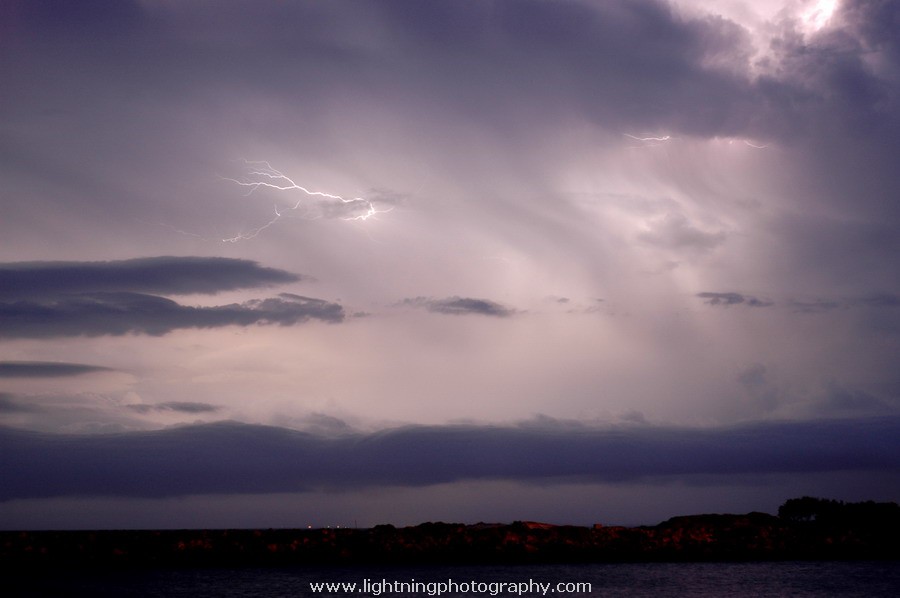 Lightning Image 2005122810