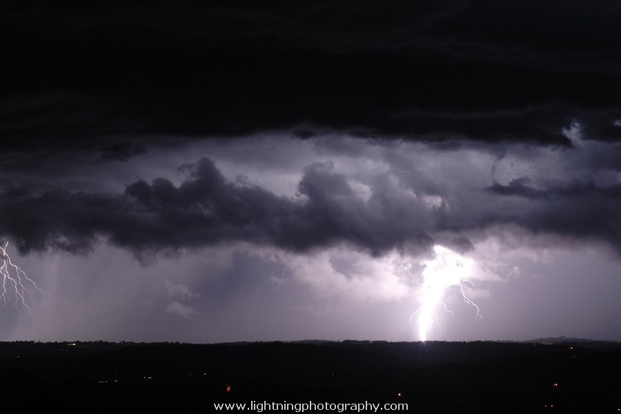 Lightning Image 2006040478